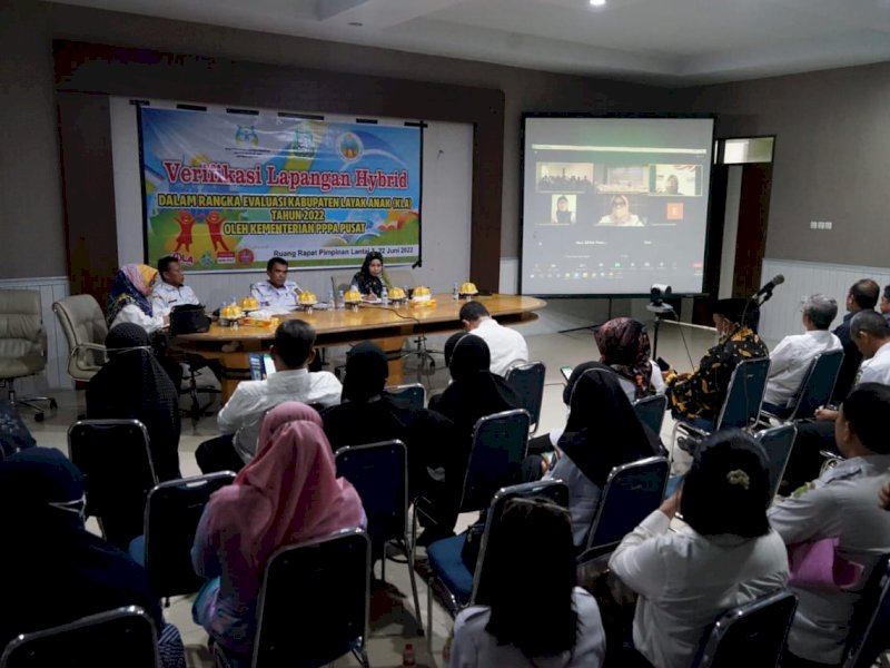 Pemkab Sidrap mengikuti verifikasi lapangan hybrid dalam rangka evaluasi Kabupaten Layak Anak (KLA) Tahun 2022, di Ruang Rapat Pimpinan, Lantai III Kantor Bupati Sidrap, Rabu (22/6/2022). 