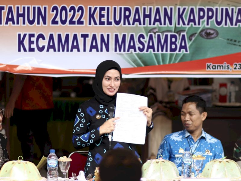 warga Kelurahan Kappuna Kecamatan Masamba menerima sertifikat tanah melalui Pendaftaran Tanah Sistematis Lengkap (PTSL) tahap pertama, Kamis (23/6/2022).