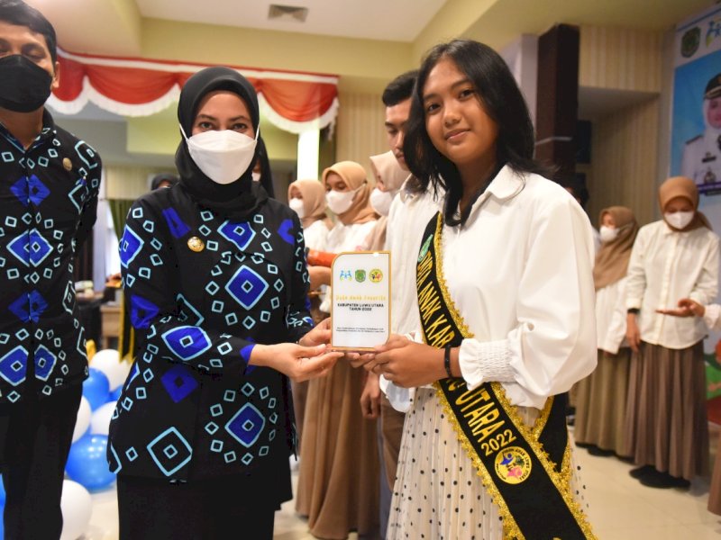 Bupati Lutra Indah Putri Indriani bersama Aimee Jehova Jireh asal Kecamatan Masamba yang terpilih sebagai Duta Anak Terbaik Pertama Tahun 2022.