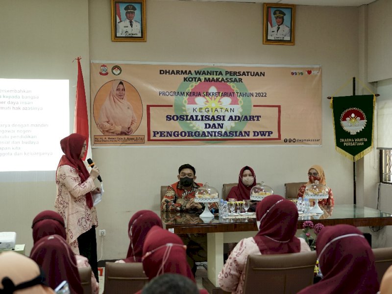 Pengurus DWP Kota Makassar sosialisasi  AD/ART kepada anggota dan pengurus DWP lingkup kerja Pemkot Makassar, di Ruang Rapat lantai 2  kantor Dinas PU kota Makassar, Kamis (23/06/2022).
