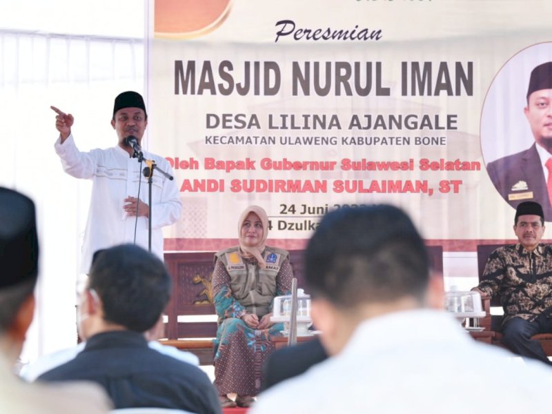 Gubernur Sulawesi Selatan Andi Sudirman Sulaiman meresmikan Masjid Nurul Iman, di Desa Lilina Ajangale, Kecamatan Ulaweng, Kabupaten Bone, Jumat (24/6/2022).