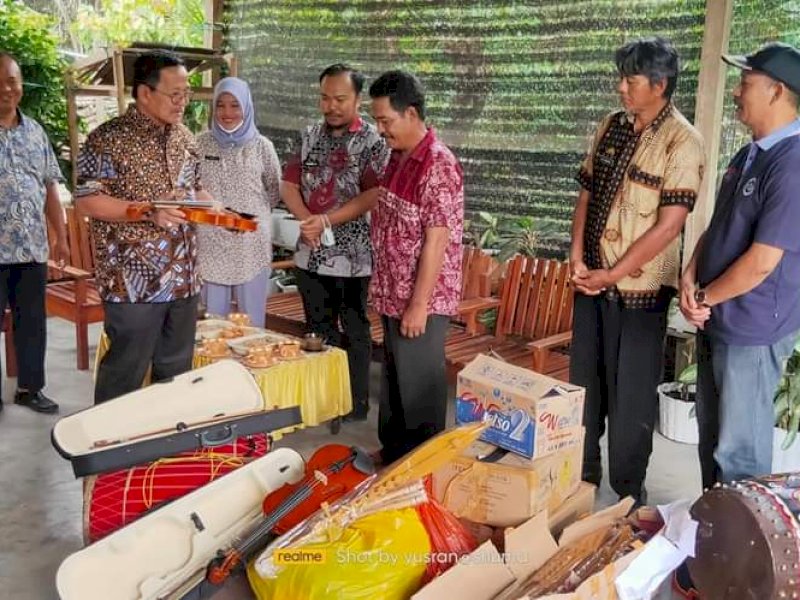 Pemkab Pinrang menyerahkan bantuan alat kesenian di Sanggar Seni Kembar Melati Dusun Urung, Desa Sipatuo, Kecamatan Patampanua.  