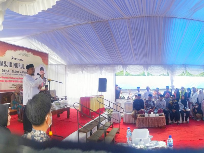 Gubernur Sulsel Andi Sudirman Sulaiman saat meresmikan Masjid Nurul Iman di Desa Lilina Ajangale, Kecamatan Ulaweng, Kabupaten Bone, Jumat (24/6/2022).
