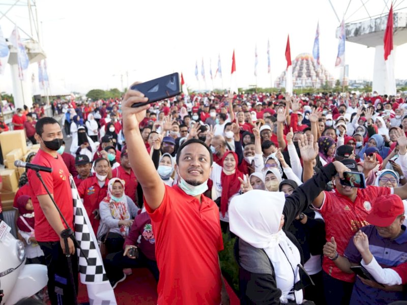 Gubernur Sulawesi Selatan melepas peserta 'Sulsel Anti Malas Bergerak (Mager) Pastikan 10.000 Langkah Ta Setiap Hari' di Center Point of Indonesia (CPI), Minggu 26 Juni 2022.