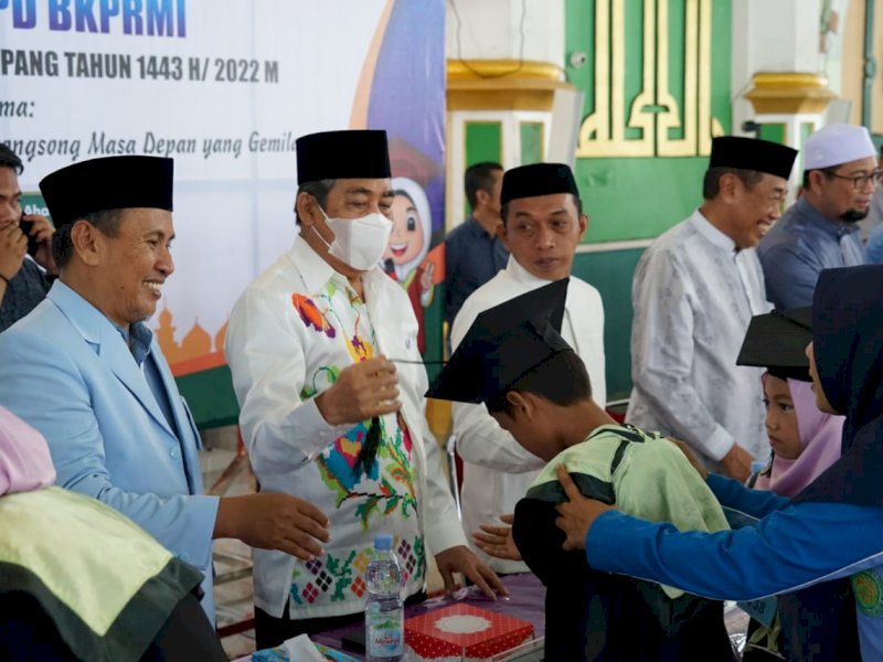 Bupati Sidrap, Dollah Mando saat menghadiri wisuda santri-santriwati TK-TPA se-Kabupaten Sidrap, Minggu (26/6/2022).
