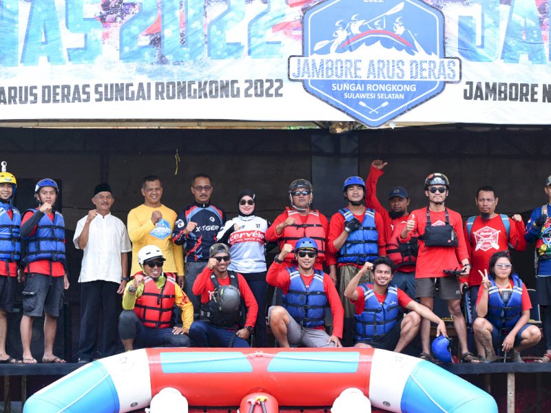 Jambore Arus Deras Sungai Rongkong 2022 di Desa Pararra, Kecamatan Sabbang, resmi ditutup oleh Bupati Luwu Utara Indah Putri Indriani, Minggu (26/6/2022).