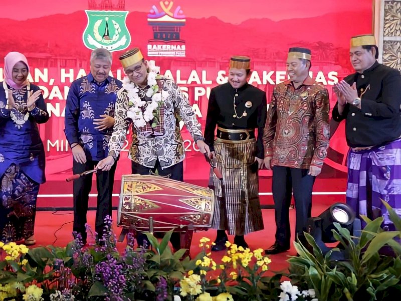 Bupati Pinrang Irwan Hamid bersama Gubernur DKI Jakarta Anies Baswedan saat membuka Rakernas KKP, di Jakarta, Minggu (26/6/2022).
