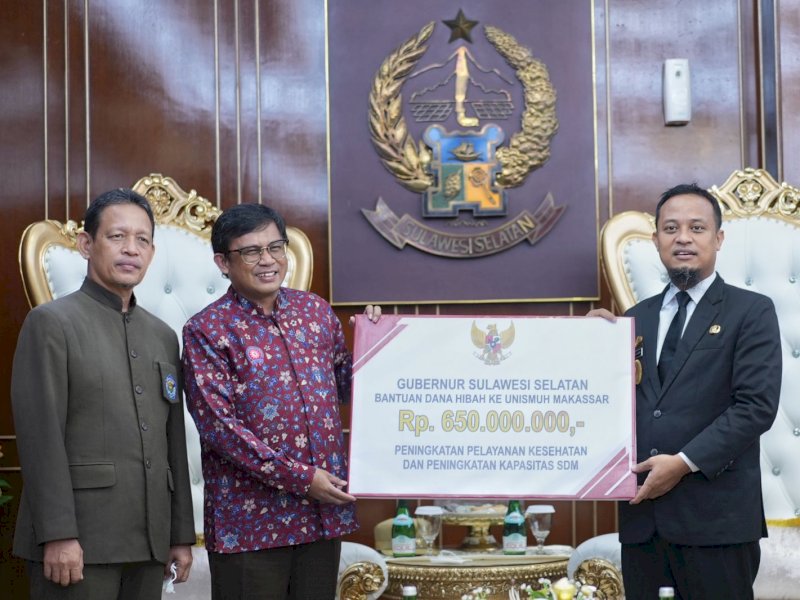 Gubernur Sulawesi Selatan Andi Sudirman Sulaiman menyerahkan bantuan hibah senilai Rp650 juta kepada Universitas Muhammadiyah (Unismuh) Makassar.