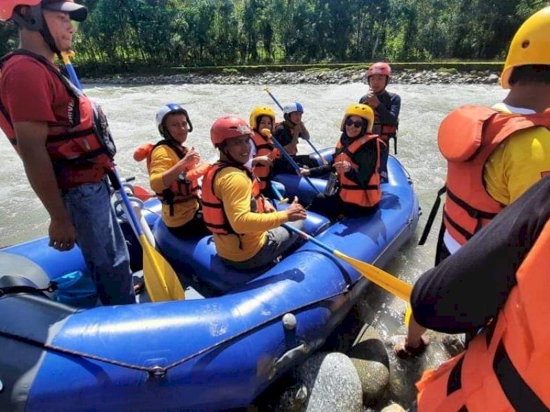 Dua Staf Dinas Kominfo Sukses Lewati Tantangan Rafting di Sungai Rongkong