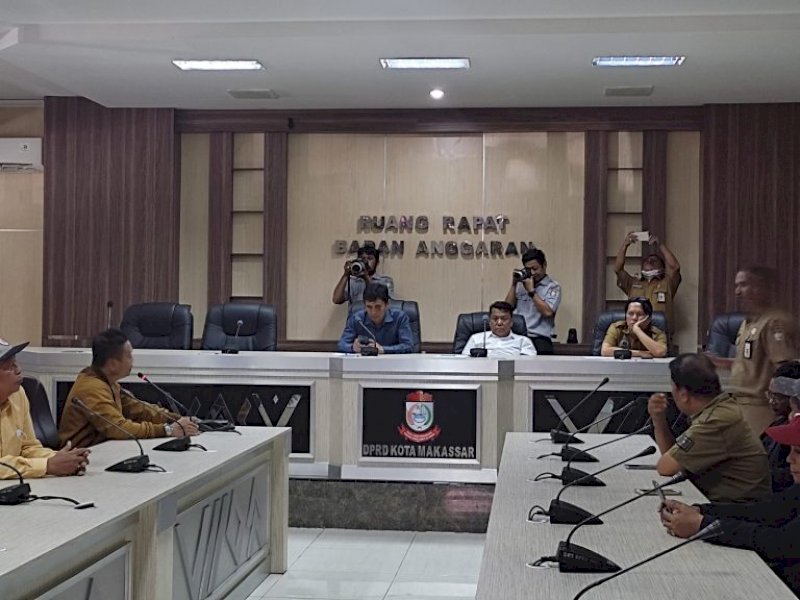 Wakil Ketua Komisi A DPRD Makassar Abd Wahab Tahir menerima aspirasi eks RT/RW, di Ruang Banggar, Selasa (28/06/2022).