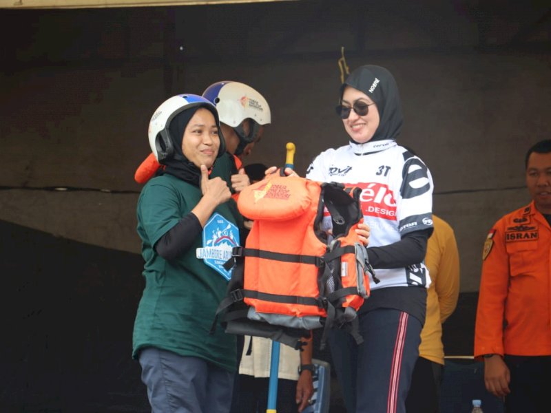 Bupati Lutra Indah Putri Indriani menutup even jambore arus deras Sungai Rongkong.