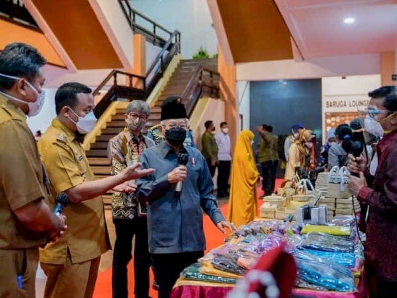 Gubernur Sulsel Sudirman Sulaiman memperkenalkan produk UMKM Sulsel kepada Wapres Ma'ruf Amin beberapa waktu lalu. 