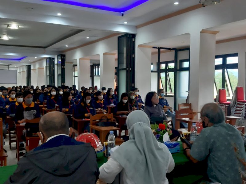 Mahasiswa Universitas Kristen Indonesia (UKI) Toraja mengikuti pembekalan kompetensi tambahan SDM vokasional perguruan tinggi di Aula Kampus 2 UKI Toraja.