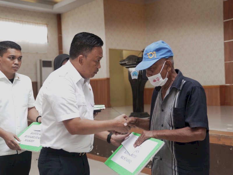 Baznas Bantaeng menyalurkan zakat dan infaq kepada mustahik di Gedung Balai Kartini, Kamis (30/6/2022).