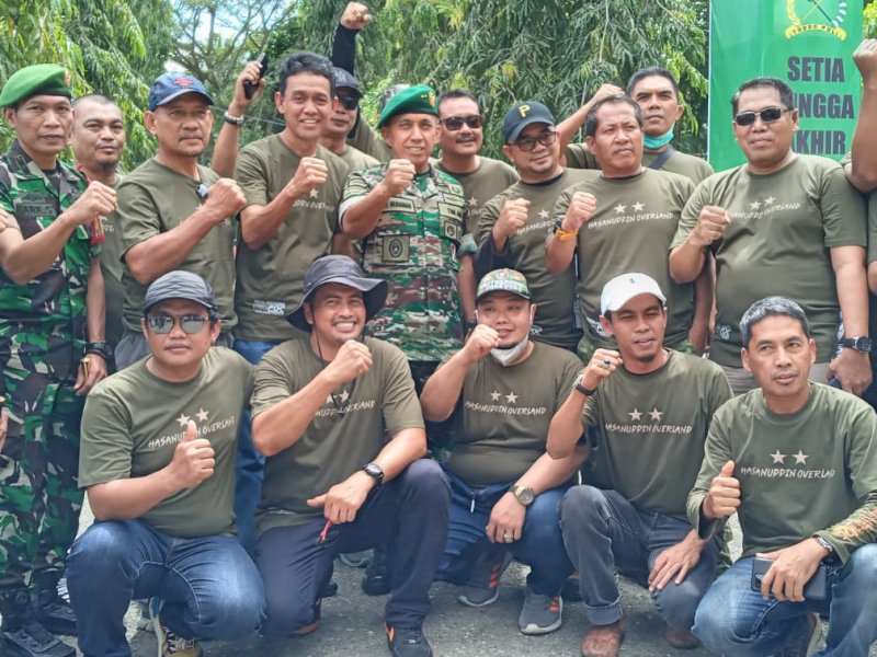 Pangdam XIV Hasanuddin, Mayor Jenderal TNI Andi Muhammad Bau Sawa Mappanyukki foto bersama Pengurus POC Indonesia South Celebes Chapter.  