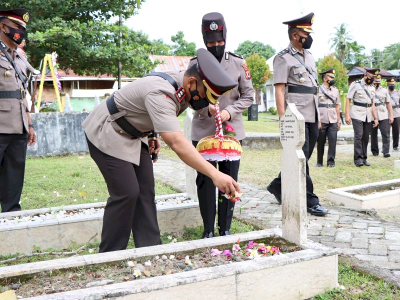 Kapolres Enrekang AKBP Arief Doddy Suryawan memimpin ziarah ke TMP Massenrempulu. 
