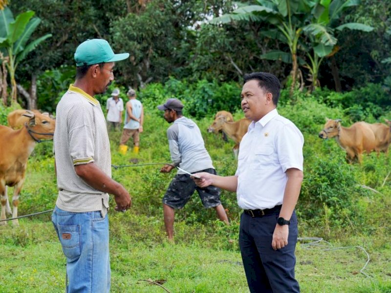 Bupati Bantaeng Ilham Azikin berbincang dengan petani di Desa Layoa. 