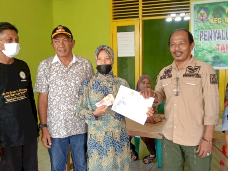 Pemerintah Desa Lentu, Kecamatan Bontoramba, Kabupaten Jeneponto menyalurkan Bantuan Langsung Tunai (BLT) dana desa di Gedung Aula Kantor Desa Lentu, Kamis (30/06/2022).
