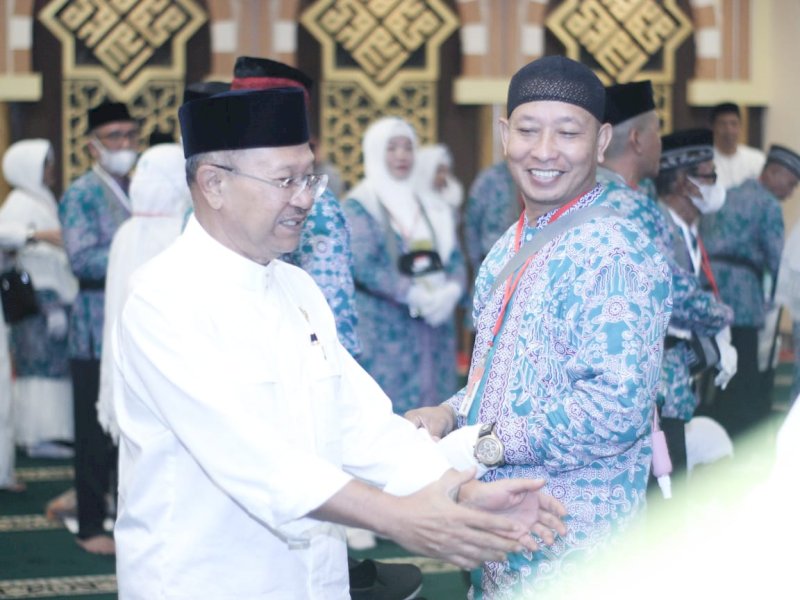 Bupati Jeneponto Iksan Iskandar melepas  CJH, di Masjid Agung, Jalan Lanto Dg. Pasewang, Jumat (01/07/2022).