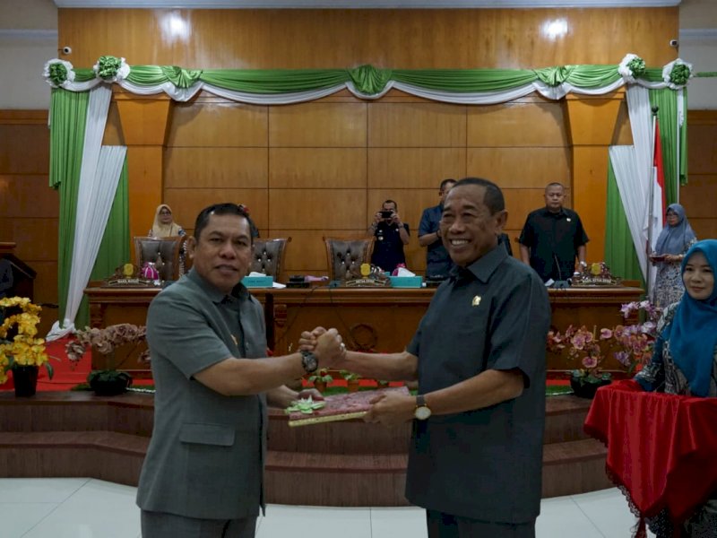 Penyerahan draf ranperda dilakukan Wakil Bupati Sidrap, H. Mahmud Yusuf kepada Ketua DPRD Sidrap, H. Ruslan.