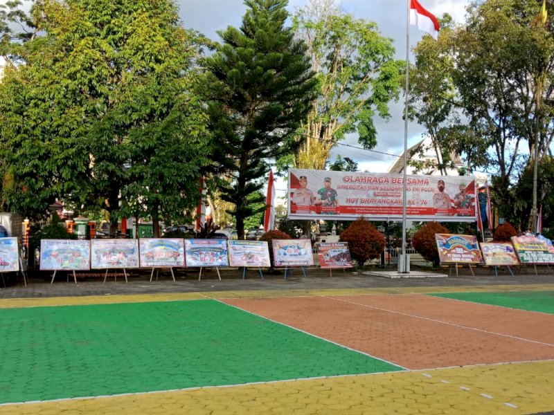 Karangan bunga ucapan Hari Bhayangkara ke-76 menghiasi halaman Mapolres Toraja Utara, Jumat (01/07/2022).