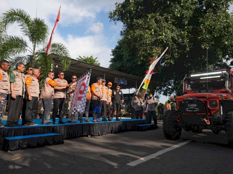Kapolda Sulsel Irjen Pol Nana Sudjana melepas peserta off road di Lapangan SPN Batua, Jumat 1 Juli 2022. 