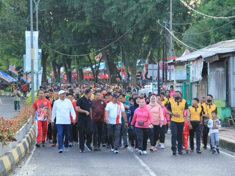 Bupati Bone Andi Fahsar M Padjalangi  mengikuti Jalan Santai dan Senam Sehat Bersama dalam rangka Hari Bhayangkara Ke-76, di Lapangan Merdeka Bone, Sabtu (2/7/2022).