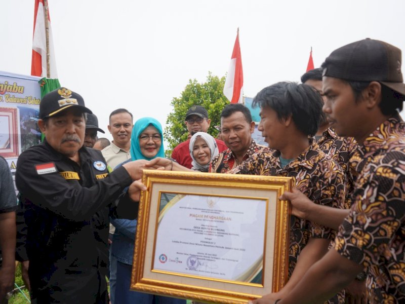Bupati Sidrap, Dollah Mando menyerahkan piagam penghargaan kepada pengelola Taman Wisata Bukit Punjabu, Desa Buntu Buangin, Kecamatan Pitu Riase, Ahad (3/7/2022).