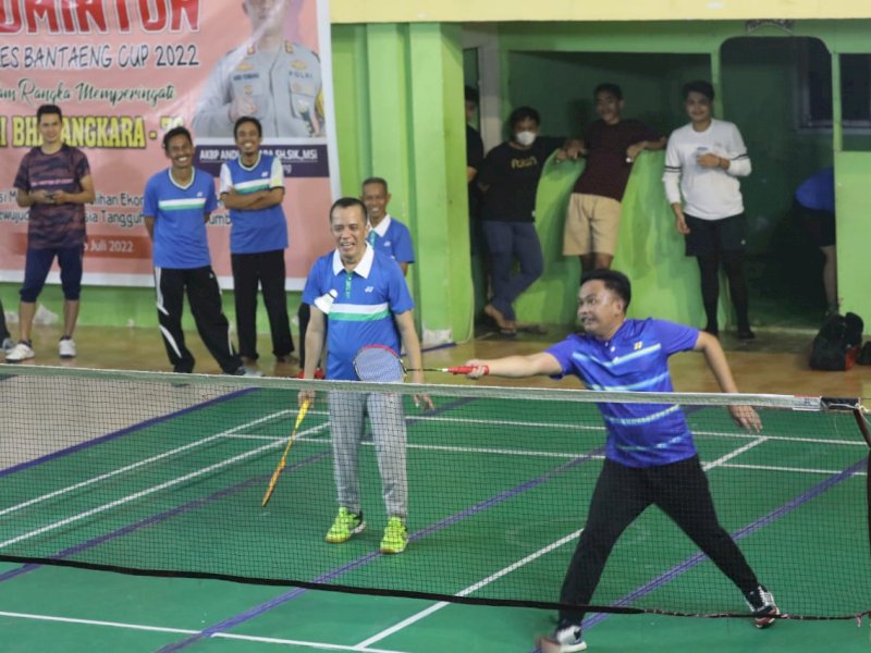 Bupati Bantaeng Ilham Syah Azikin secara resmi membuka Turnamen Badminton Kapolres Bantaeng Cup 2022 di GOR Malilingi, Kalurahan Pallantikang, Kecamatan Bantaeng, Selasa (5/7/2022).