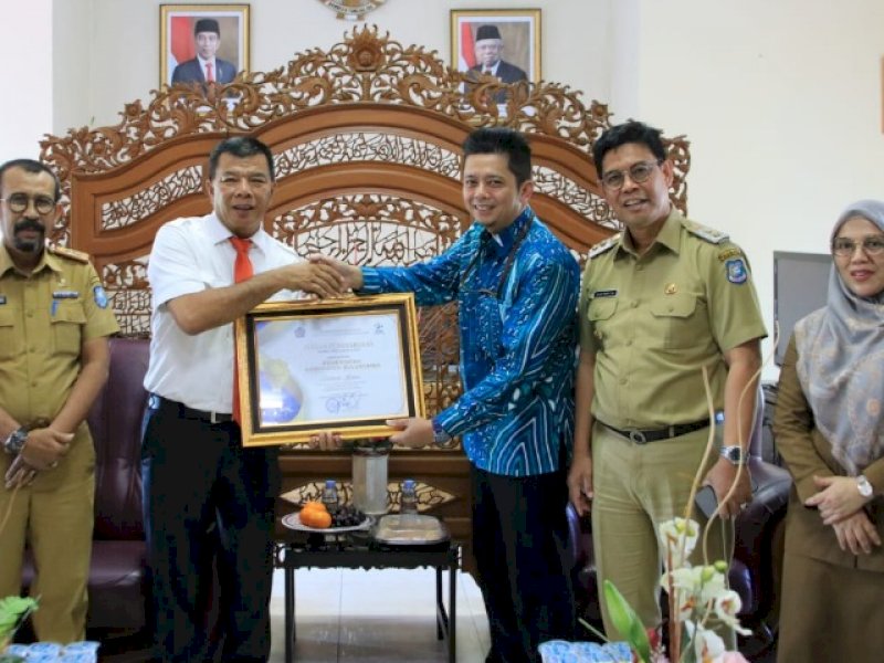Bupati Bulukumba Muchtar Ali Yusuf menerima penghargaan di ruang kerja bupati, Selasa, 5 Juli 2022.