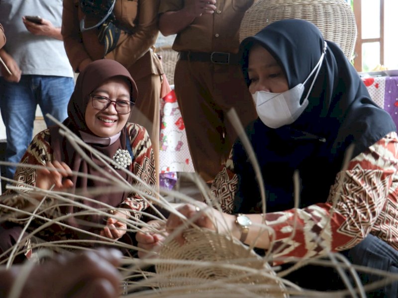 Program pembinaan ini dilaksanakan Dekranasda bekerja sama dengan DP2KUM. 

