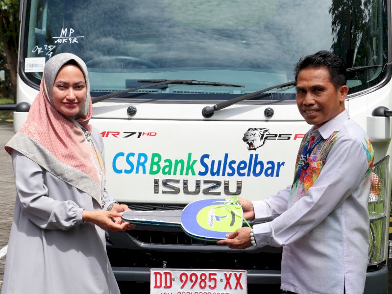 Bupati Luwu Utara Indah Putri menerima bantuan kendaraan roda empat jenis truk dari Bank Sulselbar.