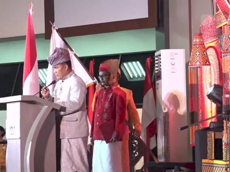 Amson Padolo memberi sambutan pada pelantikan pengurus PMTI Sulsel. 