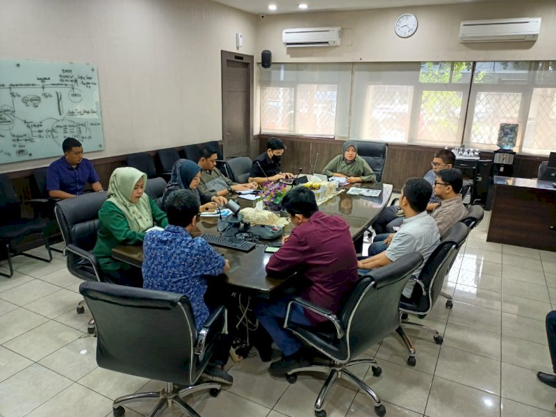 Kepala Dinas Pekerjaan Umum Makassar Zuhaelsi Zubir memimpin rapat dengan para kepala unit kerja. 