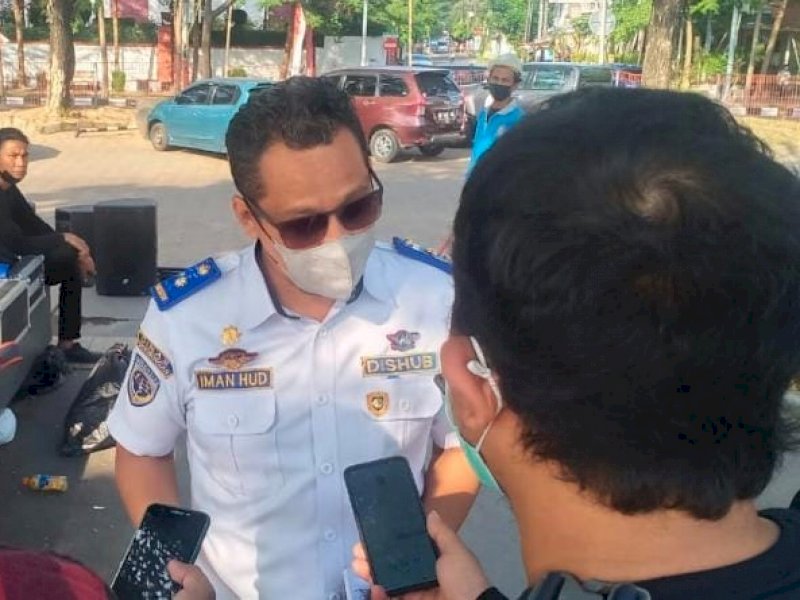 Kadishub Makassar Iman Hud sosialisasi larangan sepeda listrik di jalan raya. 