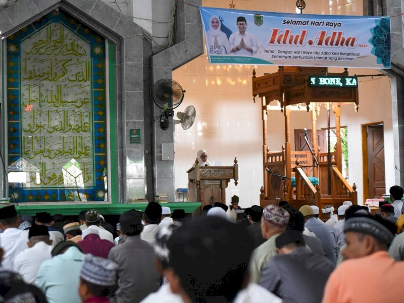 Bupati Lutra Indah Putri Indriani memberi sambutan pada Salat Iduladha di Masjid Syuhada. 
