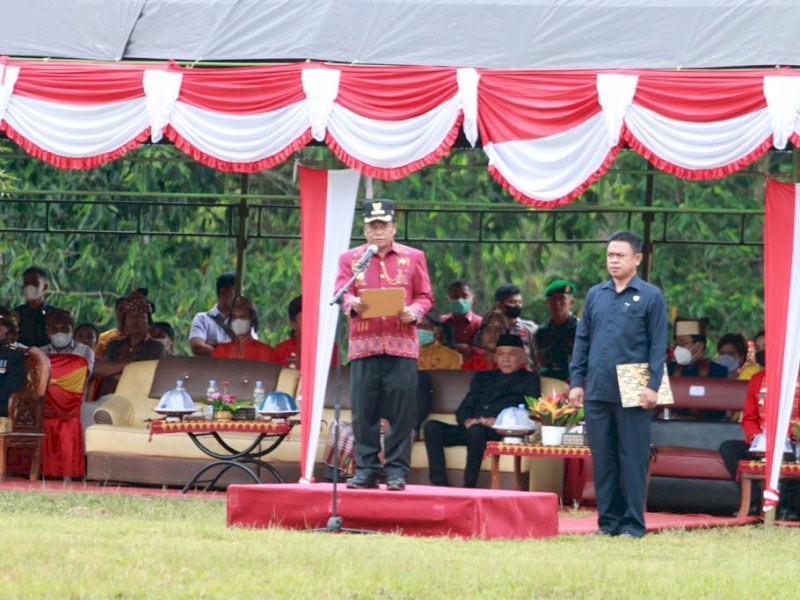 Bupati Toraja Utara Yohanis Bassang memimpin upacara Hari Pahlawan Nasional Pongtiku ke-20 di lapangan Pangala' Taman Makam Pahlawan Pongtiku, Senin (11/07/2022