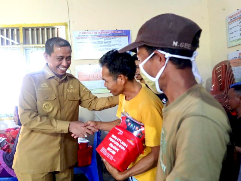 Bupati Wajo Amran Mahmud menyerahkan bantuan kepada masyarakat terdampak banjir di Kecamatan Pitumpanua dan Keera, Senin (11/7/2022).