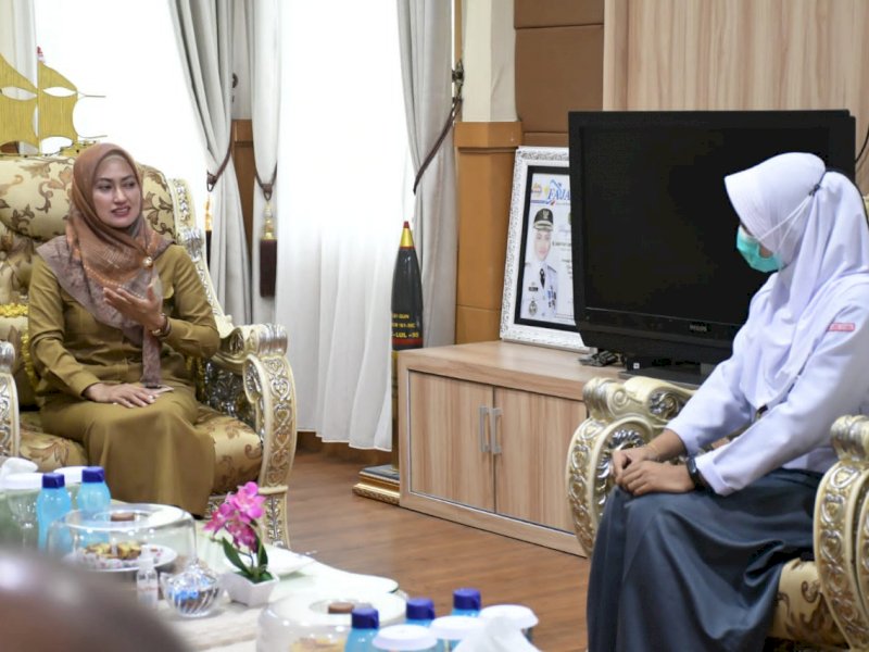 Bupati Lutra Indah Putri Indriani menerima Bintang di ruang kerjanya. 