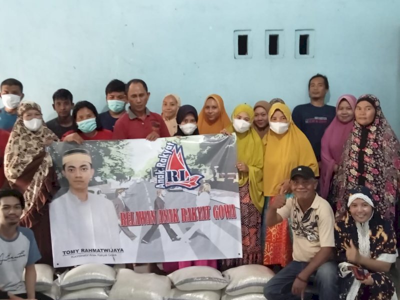 Komunitas Anak Rakyat Gowa (KARG) membagikan ratusan paket sembako, Selasa (12/07/2022).
