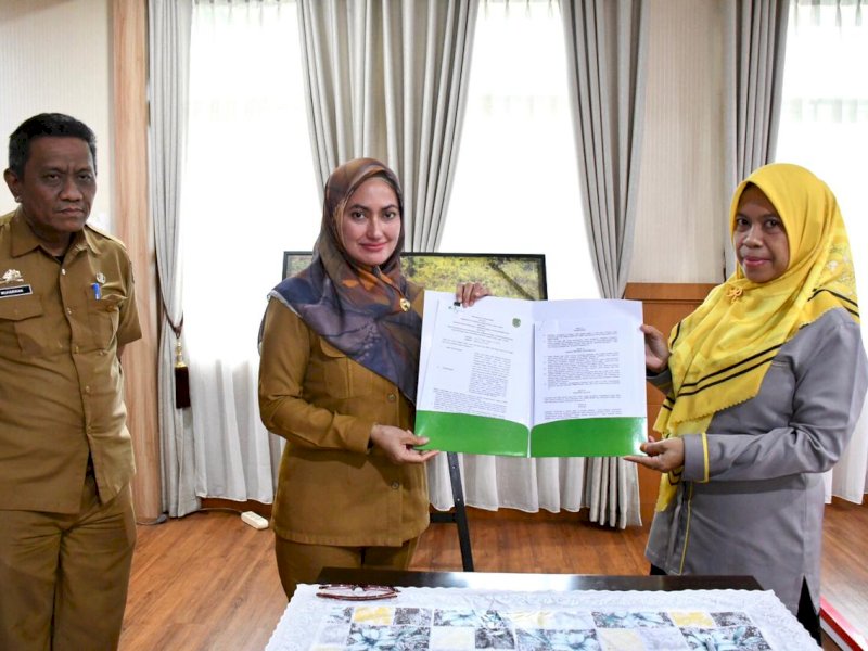 Bupati Luwu Utara Indah Putri Indriani menandatangani perjanjian kerja sama dengan Kepala BPJS Ketenakerjaan Palopo terkait jaminan sosial ketenagakerjaan bagi pekerja sektor perikanan.