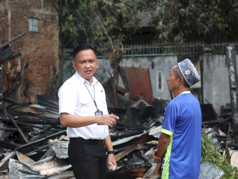 Bupati Bantaeng Ilham Azikin terlihat bercengkerama dengan Hasanuddin, korban kebakaran. 