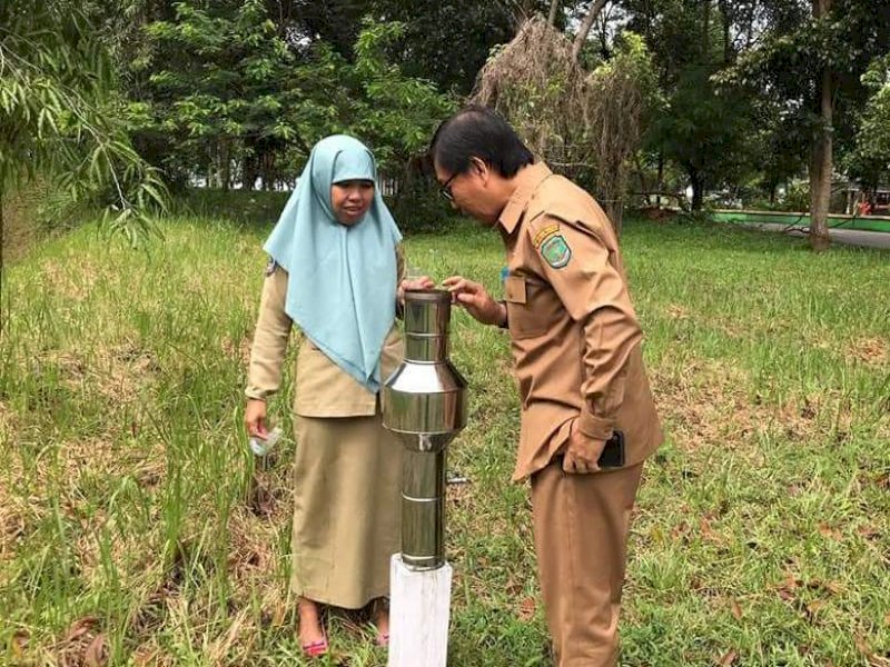 Wakil Bupati Kabupaten Luwu Utara Suaib Mansur melakukan pengecekan ambrometer  yang terpasang di halaman Kantor Bupati Lutra. 