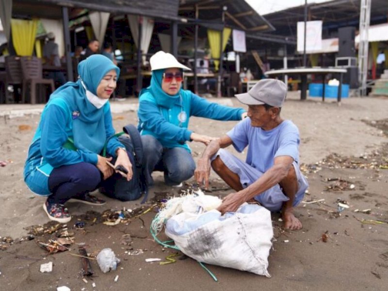 Bersama Dinas Kelautan dan Perikanan, PKK Sulsel Bersihkan Pantai Beba Takalar