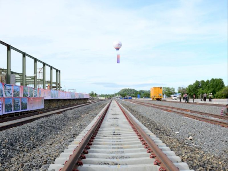 Rel kereta api Sulsel sisa menetapkan lokasi rel Makassar-Maros. 
