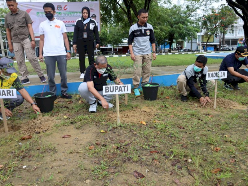 Bupati Wajo Amran Mahmud, ikut terlibat dalam penanaman pohon sebagai rangkaian peringatan Hari Adhyaksa ke-62, Jumat (15/7/2022).