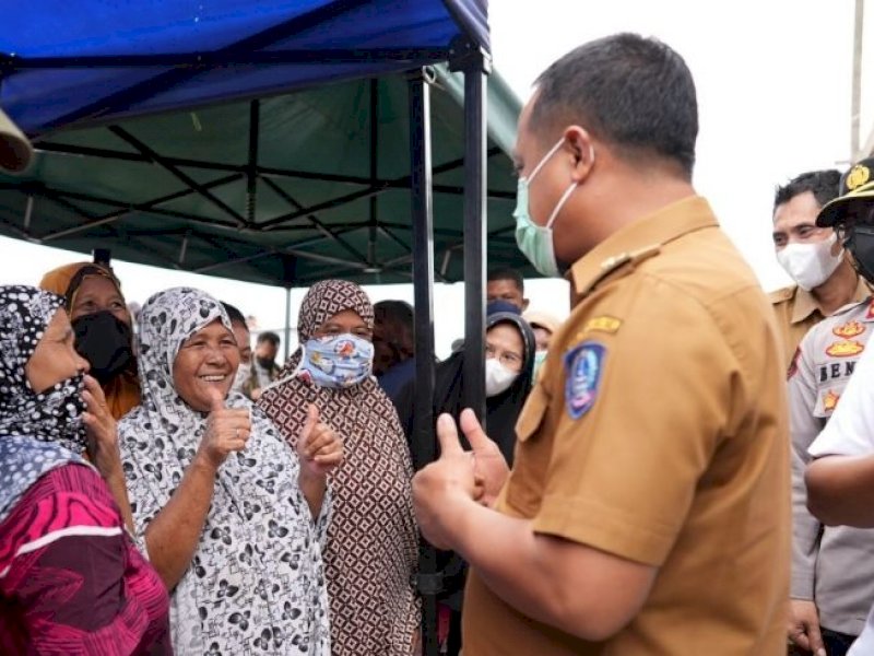 Gubernur Sulsel Sudirman Sulaiman menyapa masyarakat miskin. 