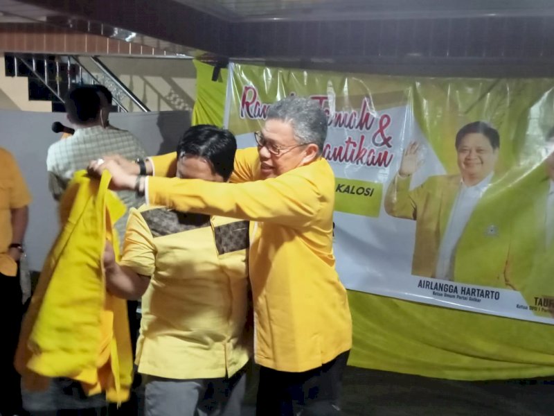 Ketua Golkar Sulsel Taufan Pawe memasangkan jaket Golkar kepada Irfan. 