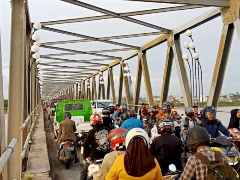 Penampakan kemacetan di Jembatan Barombong, Kota Makassar. 