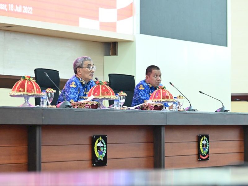 Rapat dengan panitia penyelenggara HUT Proklamasi di ruang rapat pimpinan Kantor Gubernur Sulawesi Selatan, Senin (18/7/ 2022).